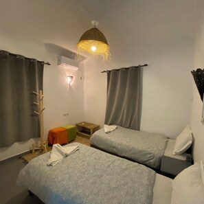 Pimennysverhot, ilmainen Wi-Fi, vuodevaatteet