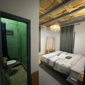 Cortinas opacas, wifi gratis, ropa de cama