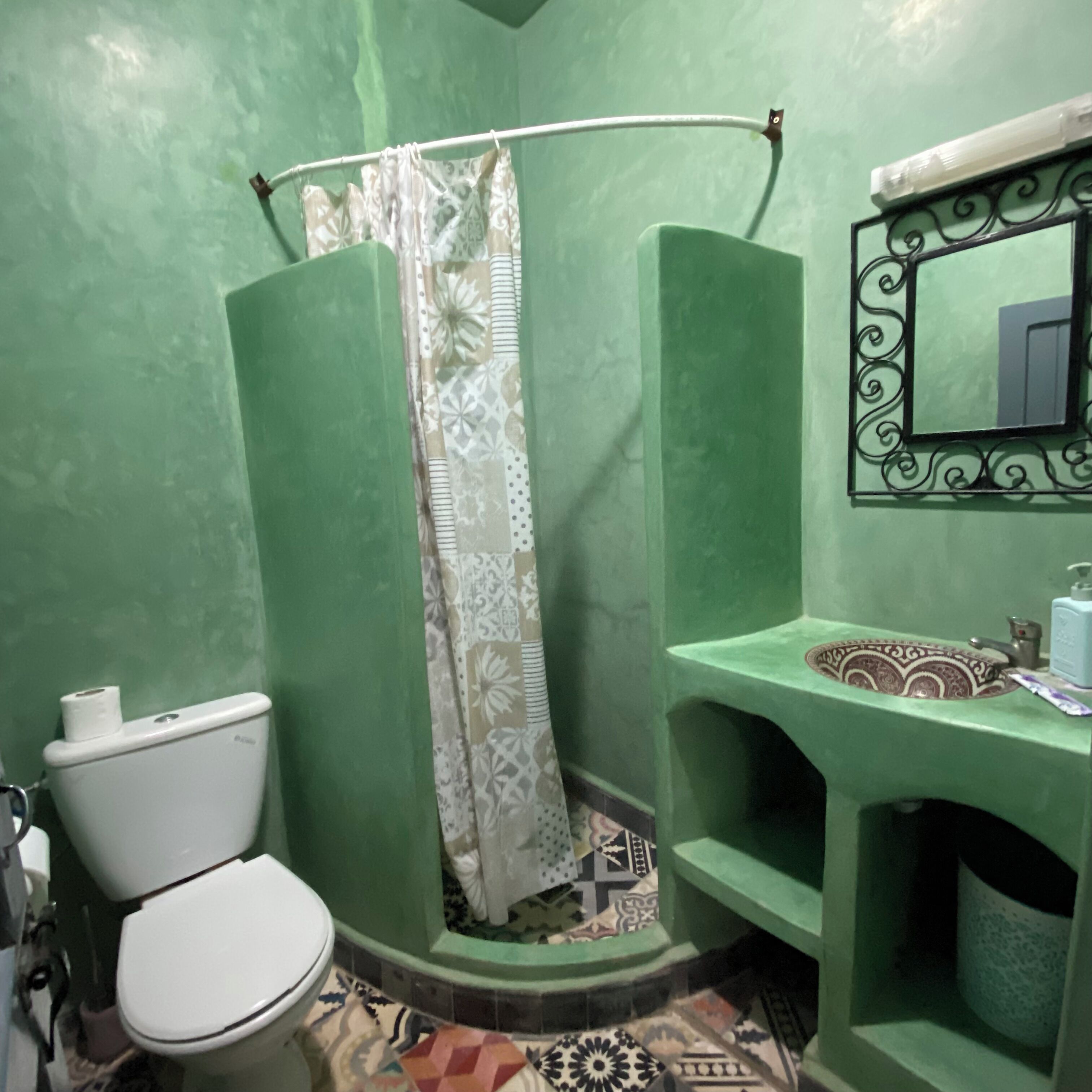 Shower, rainfall showerhead, free toiletries, hair dryer