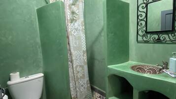 Shower, rainfall showerhead, free toiletries, hair dryer