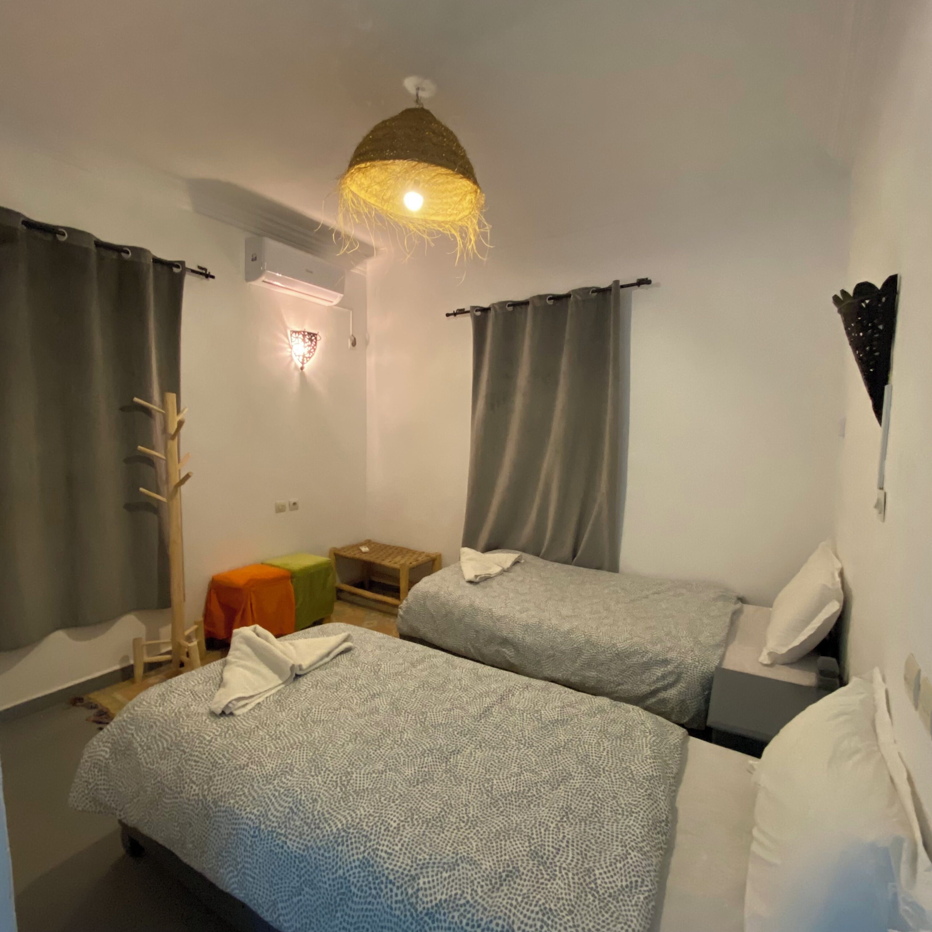 Cortinas blackout, wifi gratis y ropa de cama 