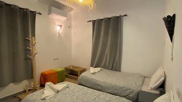 Cortinas blackout, wifi gratis y ropa de cama