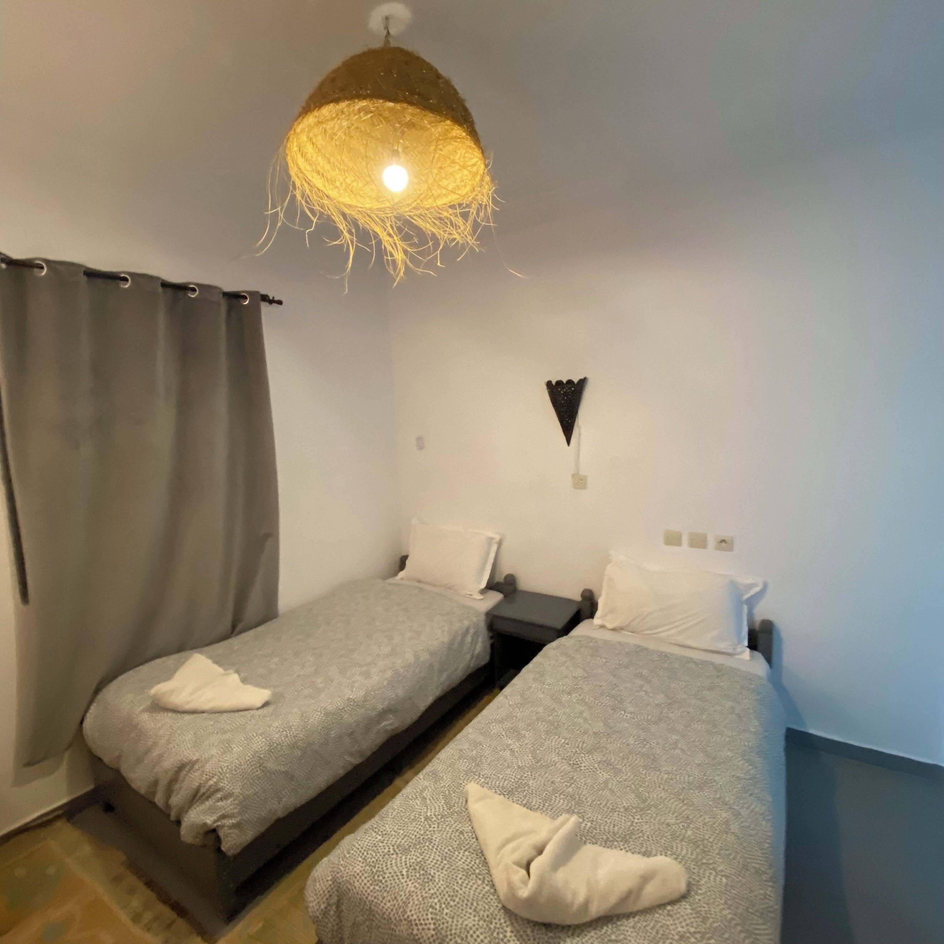 Cortinas blackout, wifi gratis y ropa de cama 