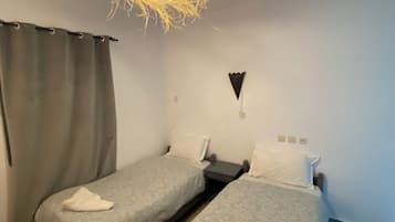 Cortinas blackout, wifi gratis y ropa de cama