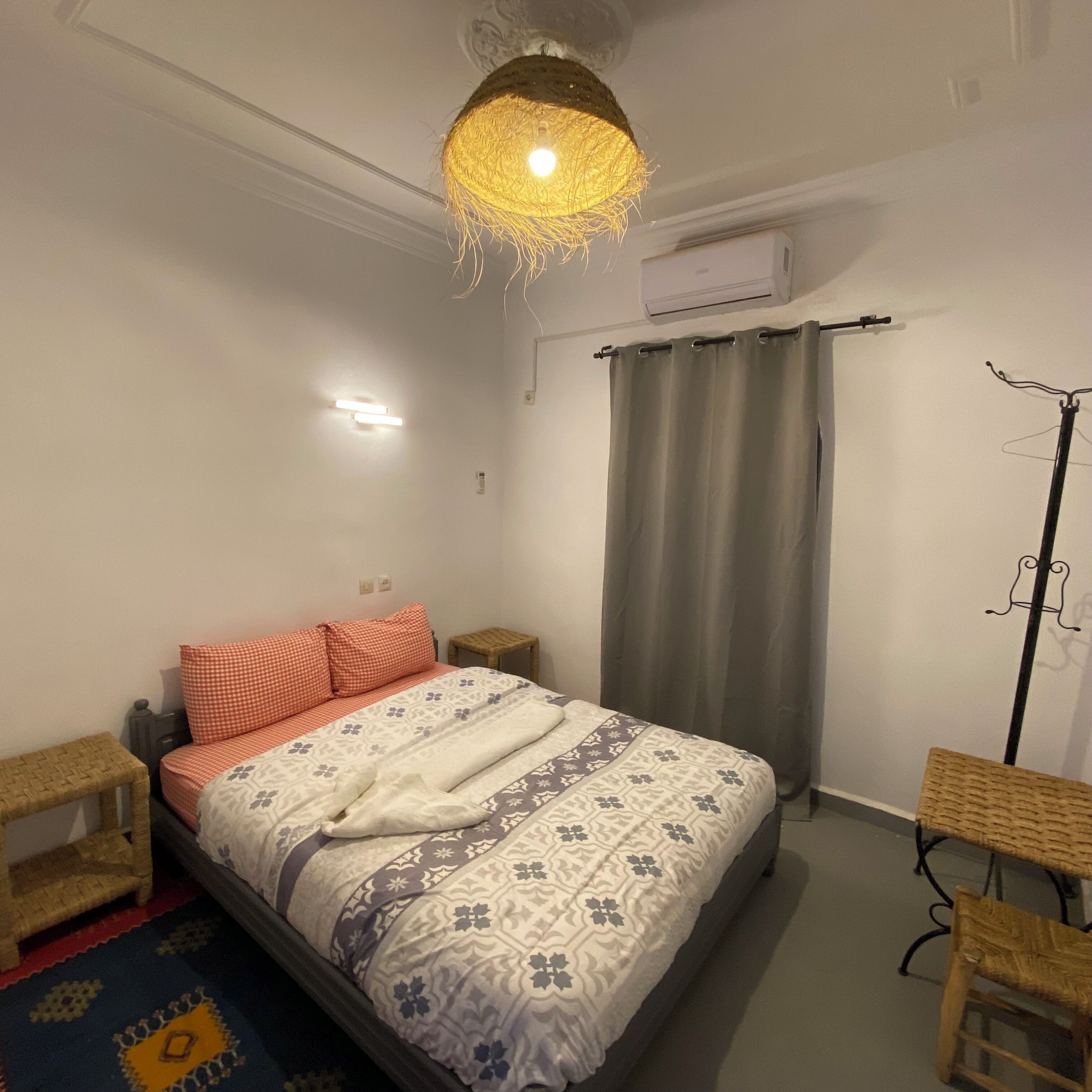 Cortinas blackout, Wi-Fi de cortesia, roupa de cama