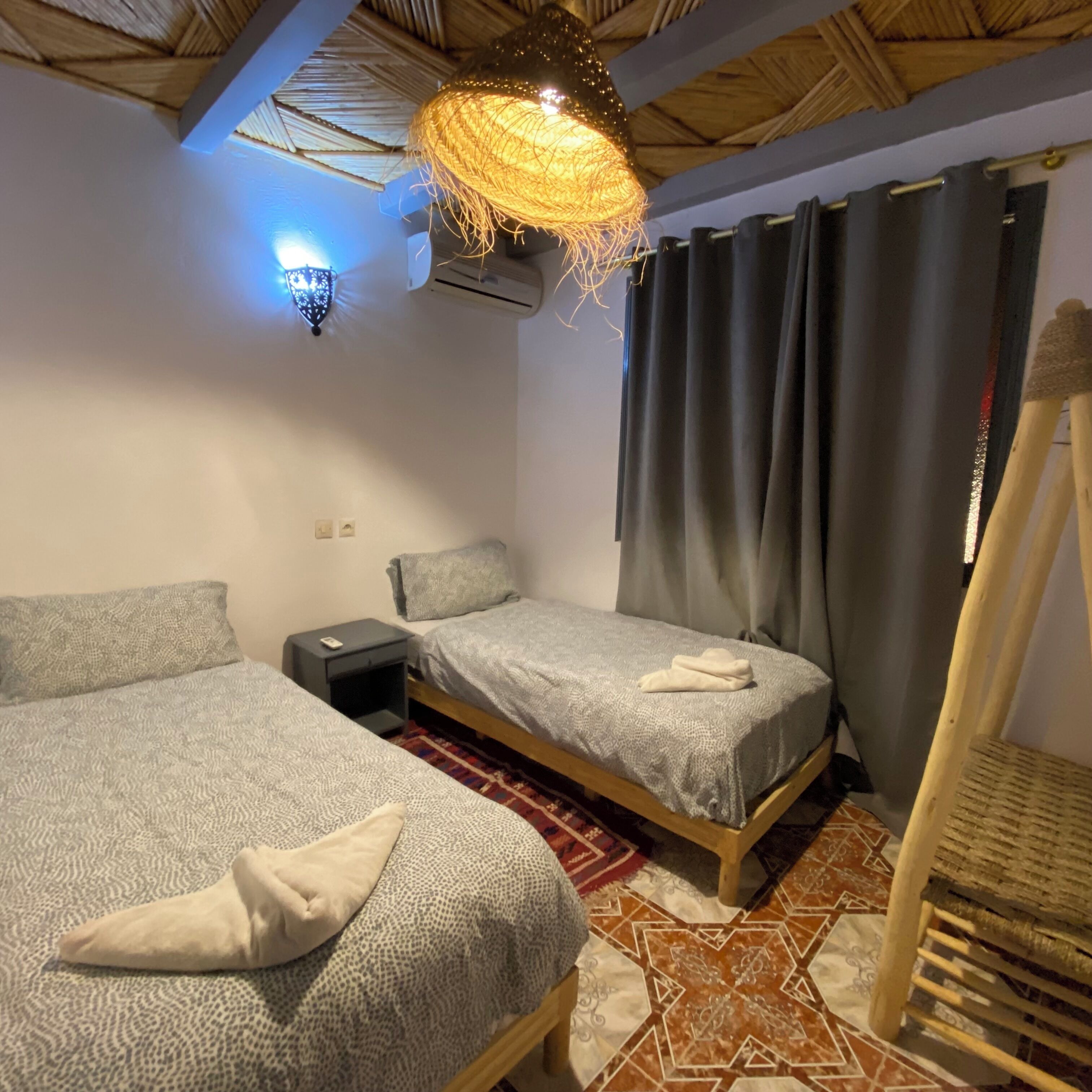 遮光窗帘、免费 WiFi、床单