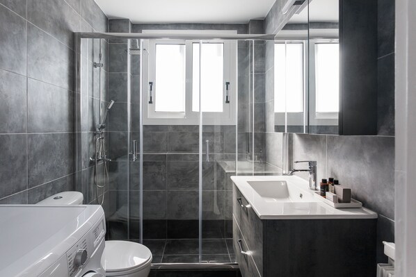 Standard-Apartment | Badezimmer | Dusche, kostenlose Toilettenartikel, Haartrockner, Handtücher