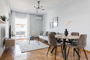 Standard-Apartment | Wohnbereich | 43-Zoll-Smart-TV mit Digitalempfang, Fernseher, Netflix