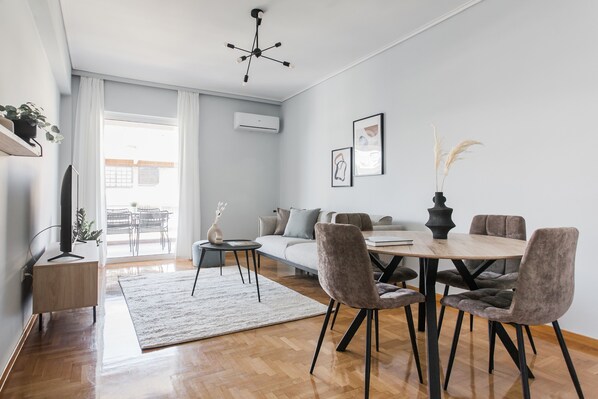 Departamento estándar | Área de sala de estar | Smart TV de 43 pulgadas con canales digitales, televisión y Netflix 