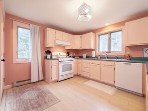 Jääkaappi, mikroaaltouuni, uuni, liesi