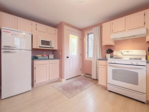 Jääkaappi, mikroaaltouuni, uuni, liesi