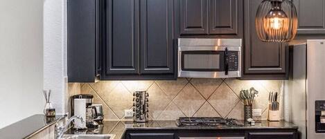 Refrigerador, microondas, horno y parrilla de estufa