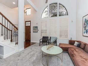 TV, offices - Comfy Long Term Legacy Shops | Driemhouse (Plano)