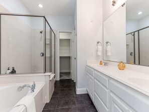 Shower, hair dryer, shampoo - Comfy Long Term Legacy Shops | Driemhouse (Plano)