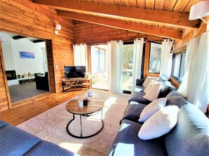 Televisión, chimenea, tenis de mesa y estéreo 