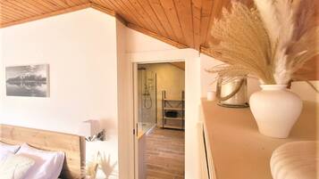 3 slaapkamers, een strijkplank/strijkijzer, reisbedje, gratis wifi