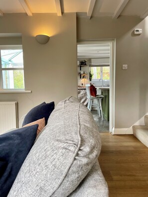 Téléviseur connecté, foyer, livres, chaîne audio