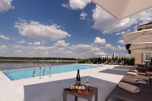 Seasonal outdoor pool, pool umbrellas, pool loungers - Bononia Estate Winery & Resort (Vidin)