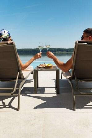 Seasonal outdoor pool, pool umbrellas, pool loungers - Bononia Estate Winery & Resort (Vidin)