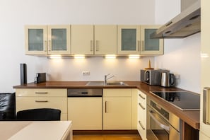 Frigorifero, microonde, forno, piano cottura