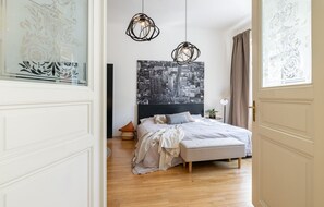 3 bedrooms, desk, iron/ironing board, free WiFi