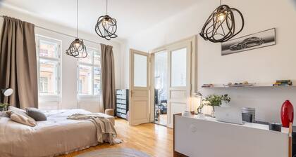 Contemporary 3 bedroom apartment close to Prague Castle by easyBNB