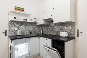 Microwave, stovetop, dishwasher, toaster - Prague Center Apartment with Fireplace (Prague)