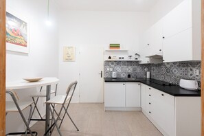 Micro-ondes, plaque de cuisson, lave-vaisselle, bouilloire électrique
