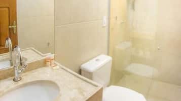 Quarto standard | Banheiro | Chuveiro, chuveiro com efeito de chuva, produtos de toalete grátis