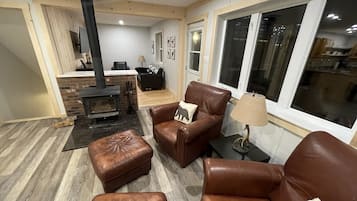 智能電視、壁爐、書籍、音響