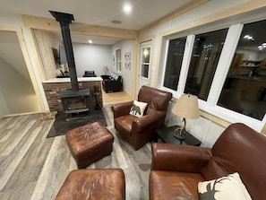 智能电视、壁炉、书、立体声音响