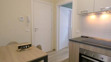 Frigorifero, microonde, forno, piano cottura