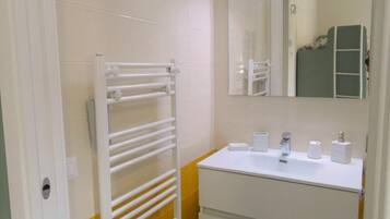 Doccia, asciugacapelli, bidet, asciugamani