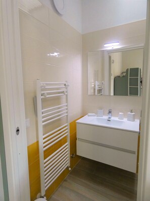 Dusj, hårføner, bidé og håndklær