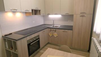 Frigorifero, microonde, forno, piano cottura