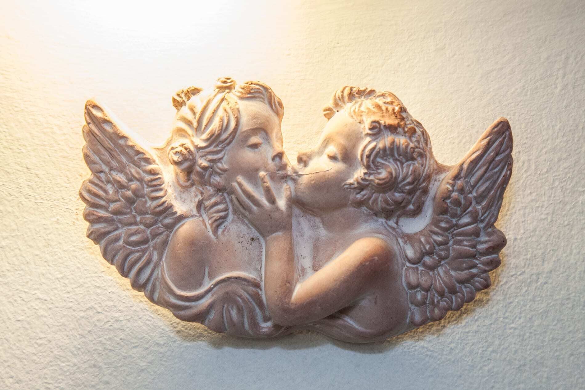 Una escultura en la pared que muestra a dos querubines alados.