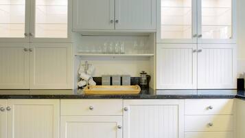 House, 5 Bedrooms | Private kitchenette | Microwave, dishwasher, toaster, freezer