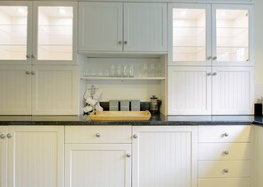 House, 5 Bedrooms | Private kitchenette | Microwave, dishwasher, toaster, freezer - Spacious 5 Bedroom 2 Bathroom House (Oakham)