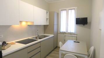 Frigorifero, microonde, forno, piano cottura