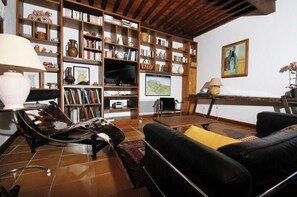 TV, DVD player, table tennis, books - Charming gîte with swimming pool in a house full of character (Sainte-Croix)