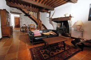 TV, DVD player, table tennis, books - Charming gîte with swimming pool in a house full of character (Sainte-Croix)