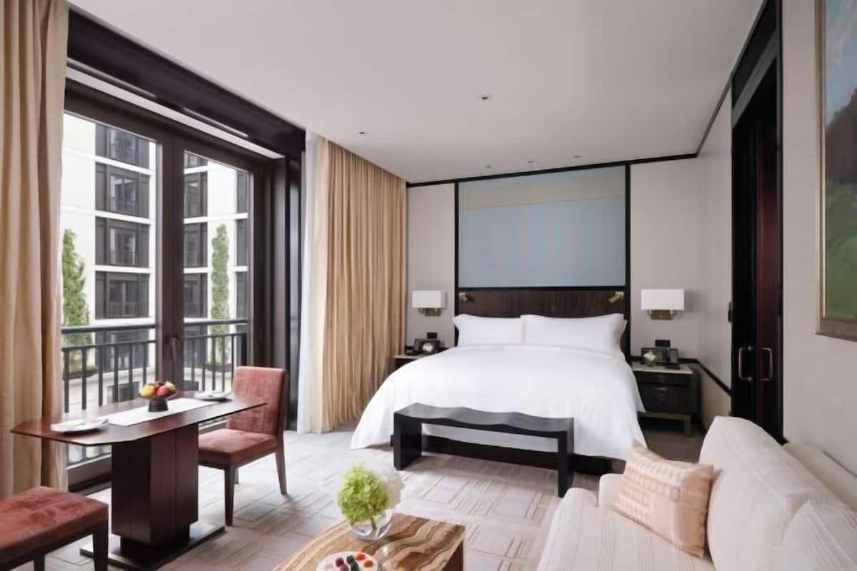 Egyptian cotton sheets, premium bedding, down comforters, minibar