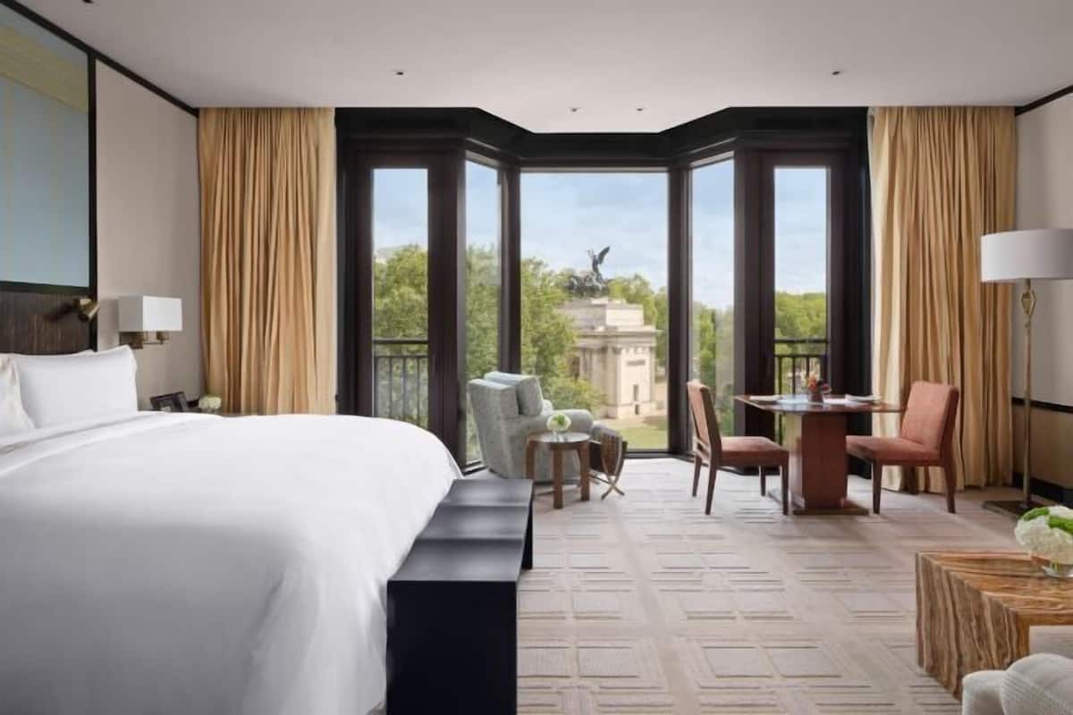 Egyptian cotton sheets, premium bedding, down comforters, minibar