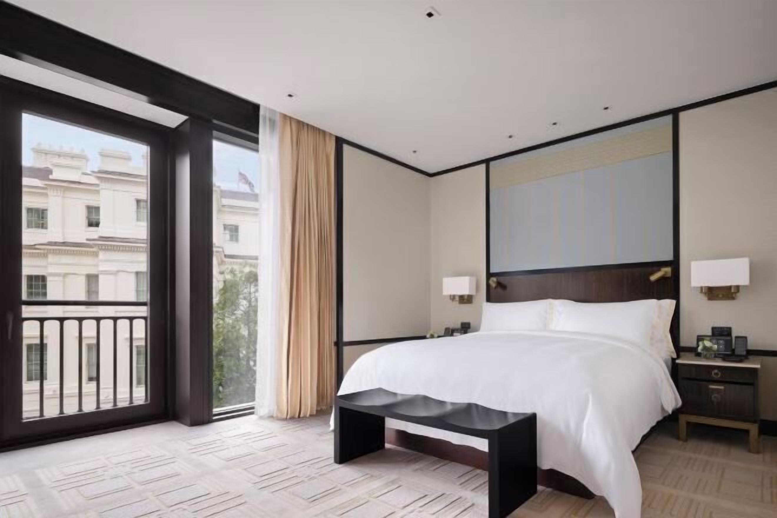 Egyptian cotton sheets, premium bedding, down comforters, minibar