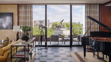套房, 1 張特大雙人床 (The Peninsula Suite) | 客廳 | 35 吋LED 電視連數碼電視頻道、玩具、打印機