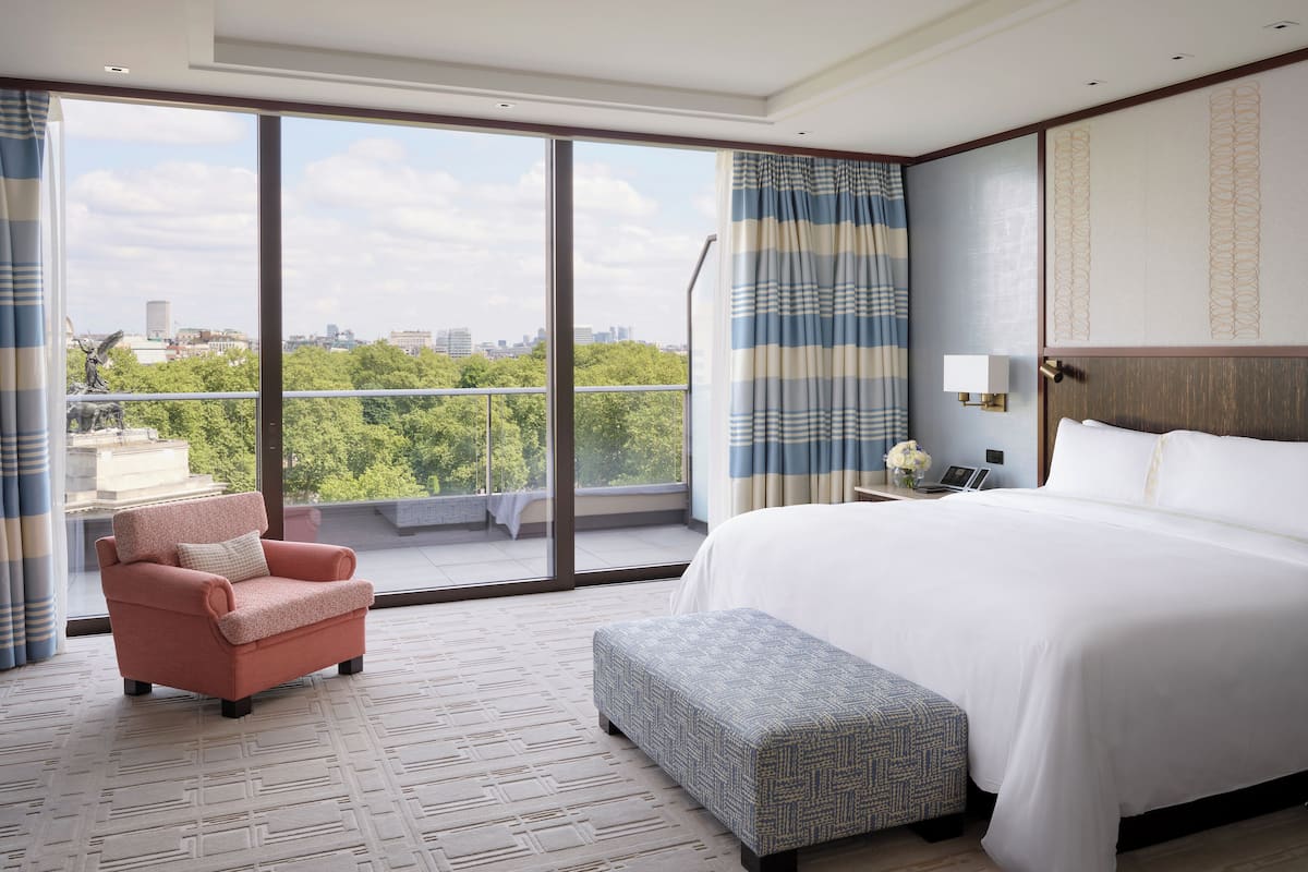 Egyptian cotton sheets, premium bedding, down duvets, minibar