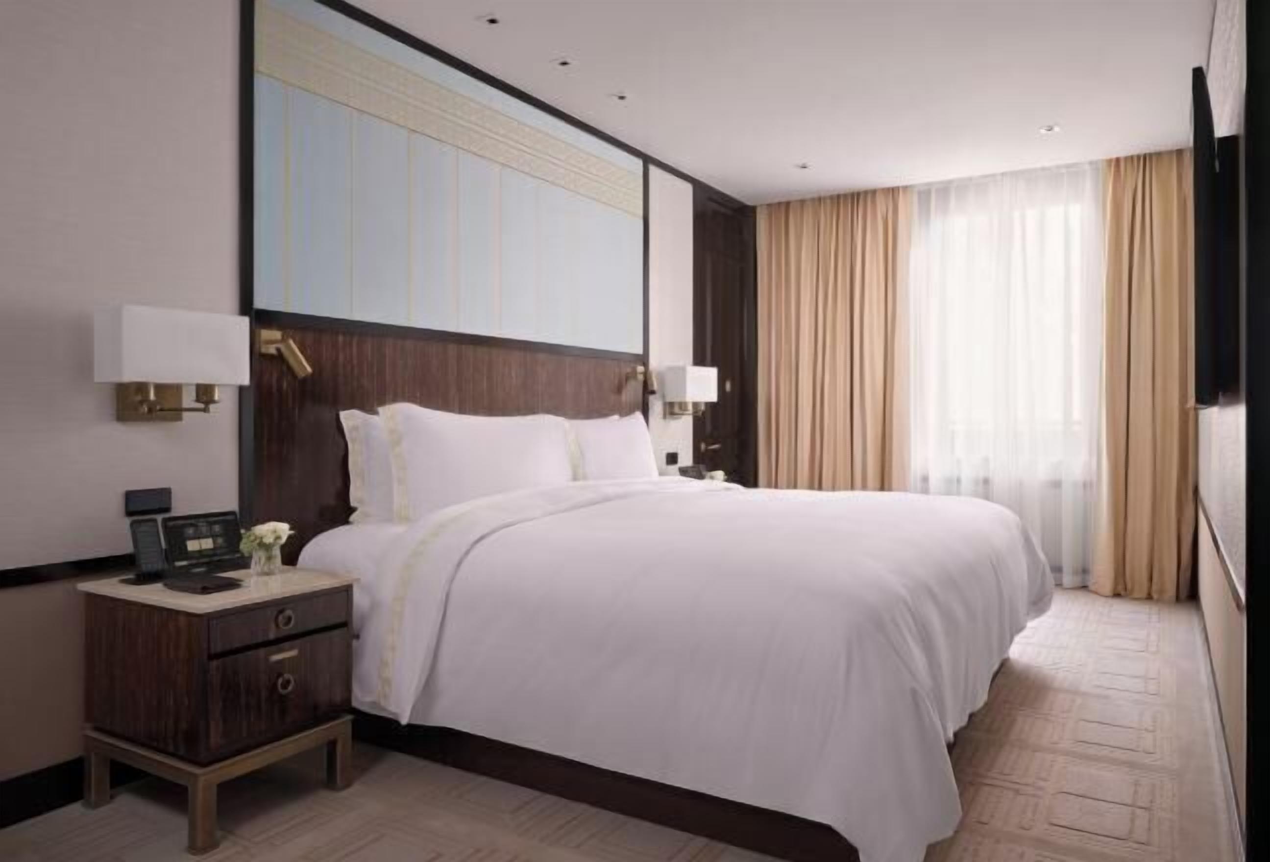 Egyptian cotton sheets, premium bedding, down comforters, minibar