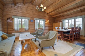 Basic Cabin | In-room dining