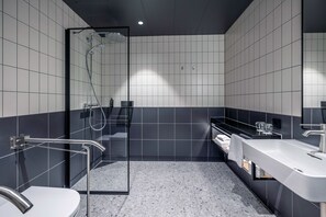 Quarto família | Banheiro | Chuveiro, chuveiro com efeito de chuva, secador de cabelo, piso aquecido