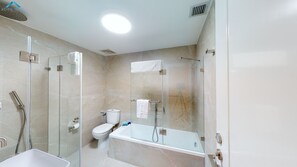 Douche, séchoir à cheveux, serviettes fournies, savon